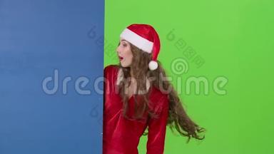 圣诞老人助理看着外面的蓝板，伸出大拇指。 绿色屏幕。 慢动作